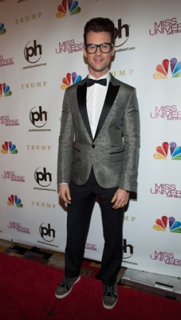 Por su parte, el metalizado también se impuso para ellos, como vemos en la chaqueta del esmoquin de Brad Goreski.