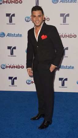 El cantante Tito El Bambino sabe que hoy la moda masculina dicta omitir la corbata y desabotonar la camisa.