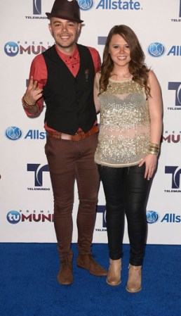 El dúo Jesse y Joy, que ha gozado de gran éxito este año, prefirió un look más casual.