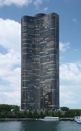 Lake Point Tower es un edificio situado en un promontorio frente al Lago Michigan (505 North Lake Shore Drive). Su original diseño lo ha convertido en uno de los edificios más conocidos de Chicago.