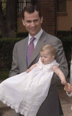 Profesional, deportista y cercano, el Príncipe Felipe, "preparado para reinar", según su padre.