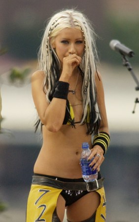 Y es que parece que en lugar de envejecer, el bikini se rejuvenece, pues es una prenda favorecida por las jóvenes deshinibidas. Aquí vemos a Christina Aguilera, hace 10 años, cuando lucía sobre en el escenario su juvenil y escultural figura.