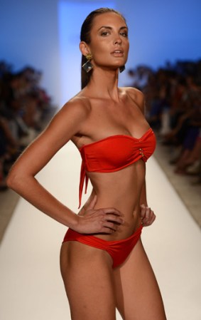 Este modelo en rojo de Caffe Swimwear es capaz de encender las más bajas pasiones.