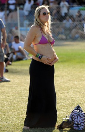Pero no sólo las celebridades y las mujeres delgadas, también las embarazadas lucen su "barriguita" y se mantienen frescas con esta prenda. Aquí vemos a una mujer en Coachella Valley Music & Arts Festival 2011.