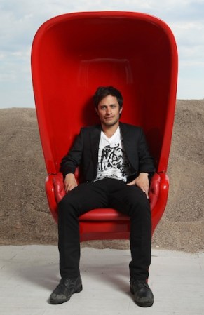 Con camiseta, blazer y zapatos desgastados, Gael posa para un retrato en el mismo Festival de Cine de Cannes.