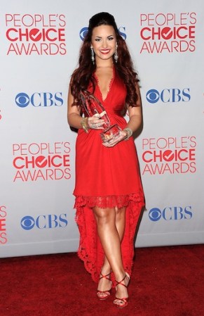 Si bien, no nos encanta el peinado que escogió Demi Lovato en esta ocasión, hay que aceptar que su vestido es ideal para una noche de graduación en la que quieres lucir bella y sexy, pero sobre todo estar tan cómoda como para no abandonar la pista de baile.
