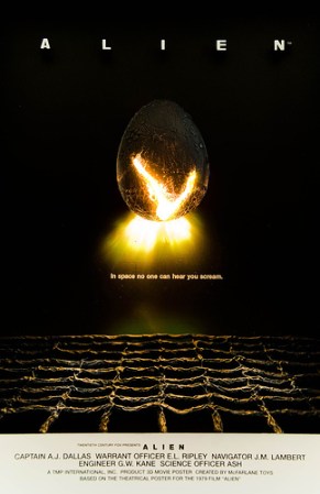 13. Alien. La madre de todas las películas de ciencia ficción. En su afiche, un huevo suspendido en el aire sobre un fondo negro se resquebraja despidiendo luz por sus grietas. Terror, misterio, suspenso…