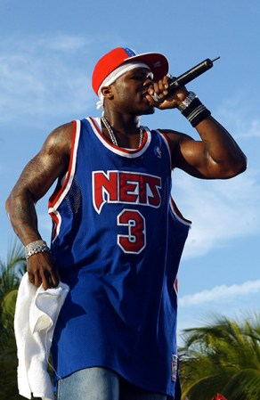 Rapero 50 Cent durante su presentación en el "MTV Spring Break 2003" en Miami Beach, Florida.
