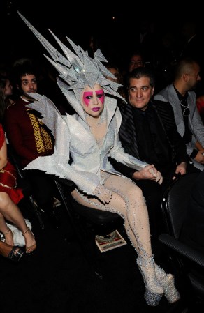 En esta foto, Lady Gaga aparece vestida en un estilo futurista junto a su padre, Joe Germanotta.