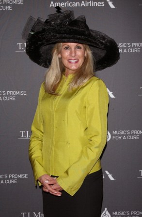 Laura Heatherly, CEO de la Fundación T.J. Martell llegó a una alfombra roja ataviada con este modelo aterciopelado. ¿Lo usarías?