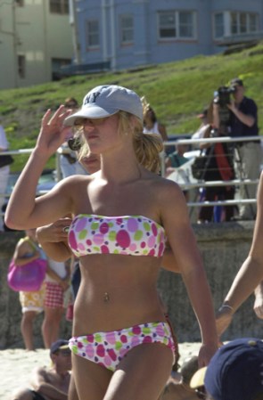 ¿Y qué tal Britney Spears durante la cumbre de su carrera en el 2001? La cantante disfrutaba de la playa en su traje de dos piezas.