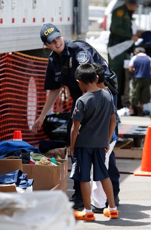 Las cámaras captaron a decenas de niños acostados en colchones, mientras que otros estaban sentados, posiblemente sin entender lo que les espera.