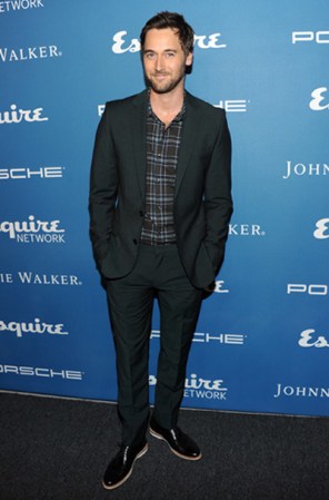 El actor Ryan Eggold eligió todo en tono verde obscuro: traje, camisa a cuadros (que podemos decir que combina) y unos zapatos en tono negro, un tanto brillantes y con una suela blanca que llama mucho la atención.