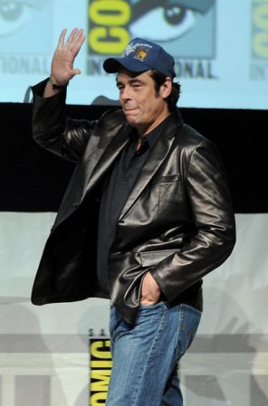 Benicio del Toro, es un actor y productor puertorriqueño nacionalizado español. Ganó los premios Oscar, Globo de Oro y el premio al mejor actor en el Festival de Cannes.