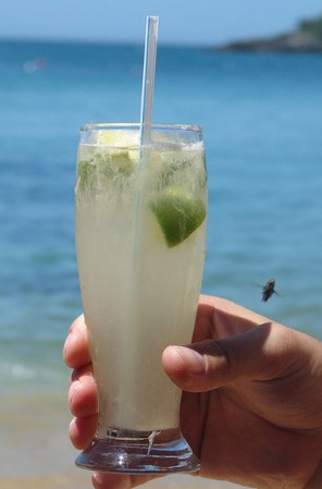 Caipiriña bebida originaria de Brasil.
En los cafés brasileños al lado del mar no puede faltar este coctel originario de Sao Paulo que mezcla azúcar, lima y cachaza - este último, producto de la destilación del jugo de la caña de azúcar fermentado.