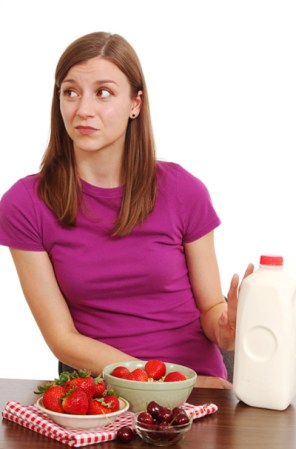 La reacción a estos productos depende de cada persona. Lo que funciona dependerá de la cantidad de lactasa produzca tu cuerpo, el tipo de bacterias intestinales que habitan en el colon y el producto en sí.