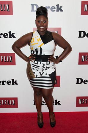 Un vestido poco favorecedor el que decidió lucir Danielle Brooks en esta ocasión. Estampado y muy entallado, lo cual no le favorece mucho.