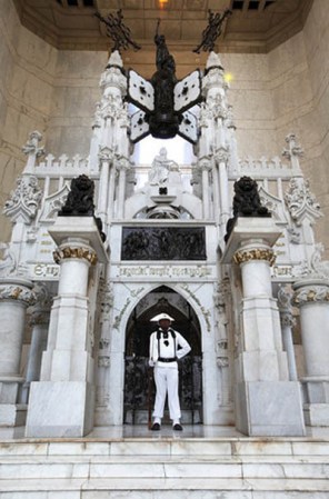 Según un mito popular, los restos de Cristóbal Colón descansarían dentro del monumento. En realidad, estos se encuentran en la Catedral de Sevilla, en España.