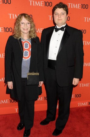 La actriz Mia Farrow es quien inauguró la tendencia de la adopción en Hollywood: tiene diez hijos adoptivos y cuatro biológicos. El escándalo estalló en la familia cuando una de sus hijas adoptivas contrajo matrimonio con su ex esposo, Woody Allen.