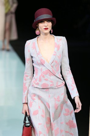 Una alternativa a los trajes tradicionales son los conjuntos de pollera y blazer con estampados y colores originales.