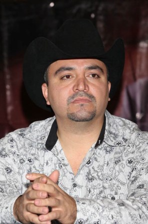 ¿Quién dijo que los galanes son sólo para las jovencitas? El líder de "Pesado" también está entre los más apuestos de México.