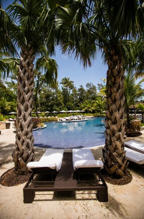 Una hermosa piscina con camastros para tomar el sol, leer y pasar el día.