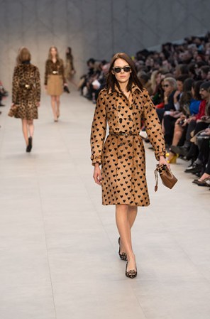 Los impermeables son fundamentales para el otoño. Este 2013 llegan en los colores tradicionales pero con divertidas estampas.