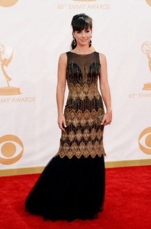 Constance Zimmer dejó claro que conoce de moda. En un vestido con aplicaciones doradas de inspiración vitral, es de las primeras en sumarse a esta tendencia que causará furor en otoño.