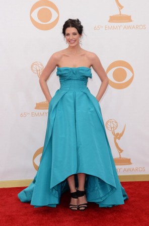 Los vestidos mullet, nunca faltan en la alfombra roja, y en esta noche de galardones, Jessica Pare optó por un diseño en azul turquesa.