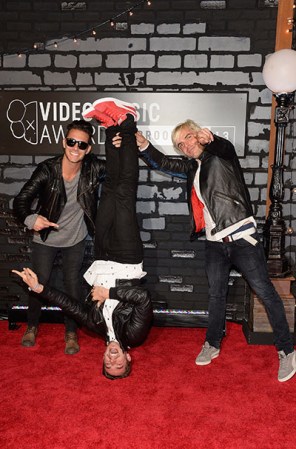 Louis Vecchio, David Boyd y Soren Hansen de New Politics hacen piruetas en la alfombra roja de los MTV.