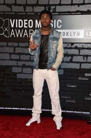 Sage the Gemini posa en la alfombra roja de los MTV Video Awards.