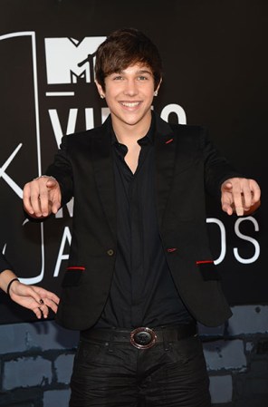 Austin Mahone optó por el negro pero combinó distintas texturas y originales cortes: jean, gabardina, y seda. Interesante detalle colorado en las costuras del saco.
