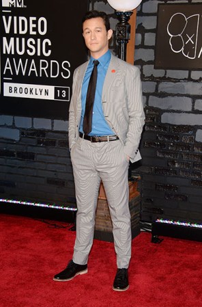 El actor Joseph Gordon-Levitt lució un exclusivo traje color gris de Prada, con un psicodélico estampado a tono. Lo combinó con una camisa celeste para mayor contraste.