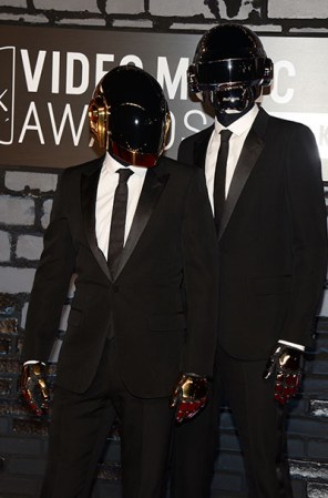 El dúo Daft Punk llegó luciendo sus tradicionales máscaras. Ambos eligieron el mismo atuendo: un traje negro de corbata fina.