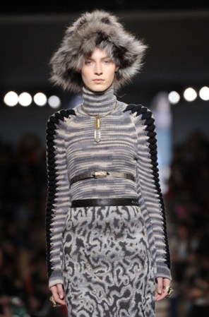 El estilo de siberia se impuso en las pasarelas. Con estos sombreros no hay cabida para la timidez, pues las grandes dimensiones son la esencia de la tendencia, tal como muestra este diseño de Missoni.