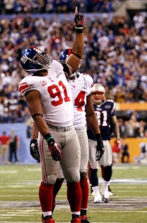 Súper musculoso, Justin Tuck de los New York Giants durante el Super Bowl XLVI en Indianapolis, Indiana.