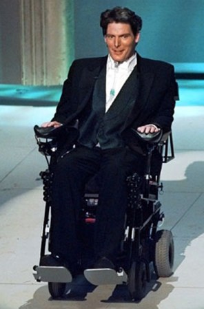 Una ovación de más de 10 minutos, lágrimas y vítores arrancó Christopher Reeve al aparecer sobre escenario y dar un emotivo discurso sobre su vida y, sobre todo, sobre el amor.