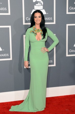 ¿Qué dicen del look de Katy Perry? En verde pastel, Katie optó por un vestido adherente al cuerpo con un escote insinuante ¿Le traerá suerte esta noche?