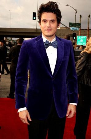 ¡Luces muy original John Mayer! El cantante y pareja de Katie Perry optó por un blazer y moño en azul estridente.