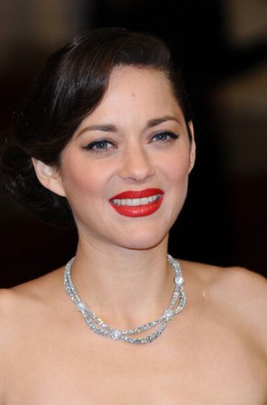 Rojos intensos para los labios recuerdan épocas pasadas pero están siempre a la moda. Marion Cotillard es una de esas mujeres audaces que se les anima.
