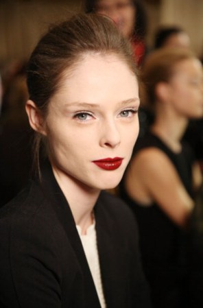 Rubias o morochas, los labios intensos son la clave de la sensualidad. ¡Mira a Coco Rocha durante la Semana de la Moda en Nueva York!