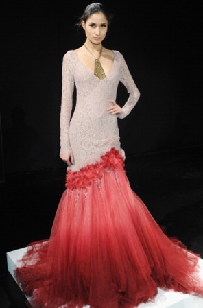 Para las galas, el modelo del momento: la silueta sirena ¡Marca el contorno de tu silueta a la perfección! Si te animas, escoge un vestido que mezcle géneros y texturas como este.