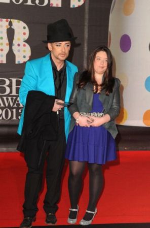 El talentoso Boy George lució bien acompañado y súper excéntrico ¡En él, todo vale!