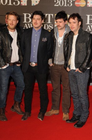 Los Mumford & Sons luce descontracturados y súper informales.