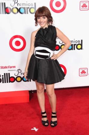 La guapa y talentosa, Kany Garcia llegó a la alfombra roja de los Premios Billboard modelando este vestidito con cinturón estilo "luchador" que los medios criticaron por parecer exagerado y anticuado.