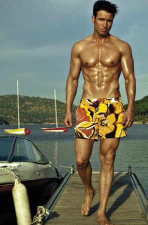 ¡No apto para cardíacos! Rafael luce su deslumbrante figura y unos pectorales admirables durante un día de verano.