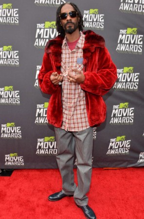 El rapero Snoop Lion tienen un look muy personal ¡y peculiar! Una mezcla de prendas que cuesta entender, de todas maneras nos divierte su abrigo en color rojo intenso ¡Bien por arriesgarse Snoop!
