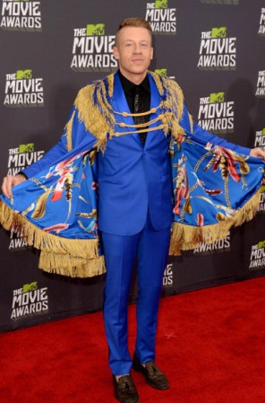 Macklemore se arriesgó a un traje azul klein y una capa tipo torero español. Nos gusta que se haya jugado por un look osado.