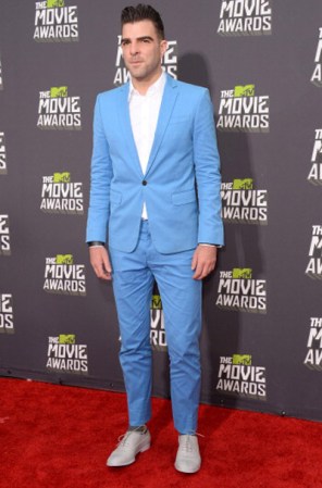 Zachary Quinto se atrevió a un traje celeste, perfecto para esta premiación donde ser distinto es la premisa.