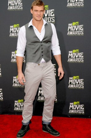 El guapísimo Alan Ritchson es solo belleza y músculos, ya que en cuanto a estilo es un total desacierto ¡El chaleco es demasiado ajustado y parece que le contiene la resporación!